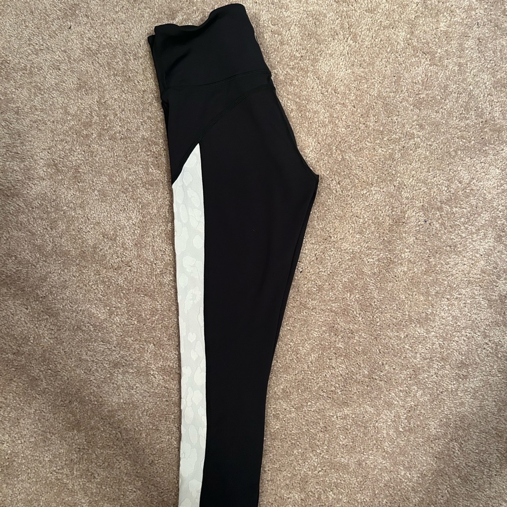 Zyia active White Leopard Stripe Light n tight. High Rise. Crop 20” sz 4